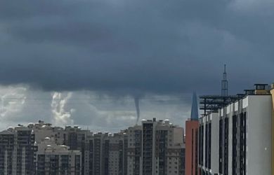 Москву накроет редкий суперциклон, а над Петербургом заметили смерч. К чему готовиться?