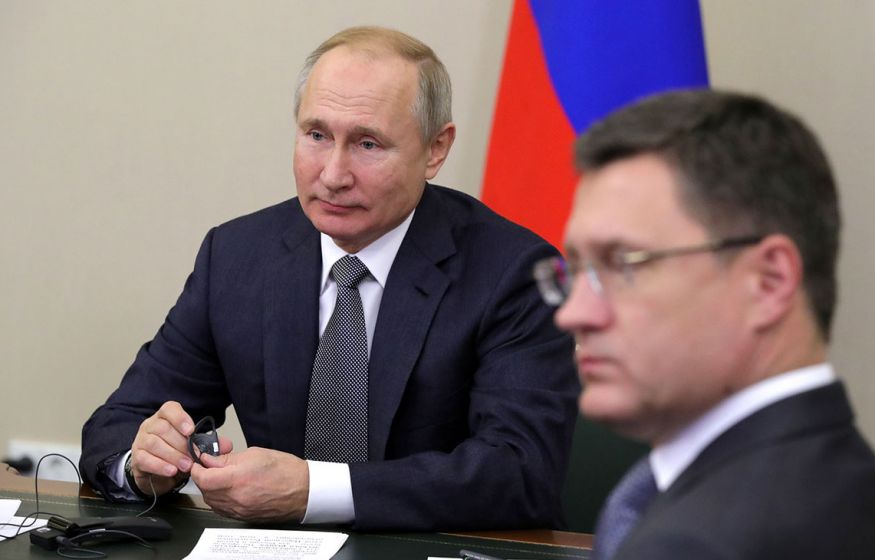 Уже не до смеха: Новак присутствовал на совещании у Путина по бензину. Что сказал президент?