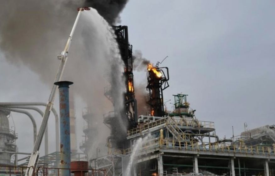 В Твери после атаки БПЛА вспыхнула нефтебаза. Что заявил Путин про бензин? США помогают ВСУ бить по НПЗ: главное к утру