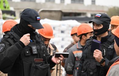 Наглость не знает границ: мигрант в футболке ВСУ наконец-то депортирован из России