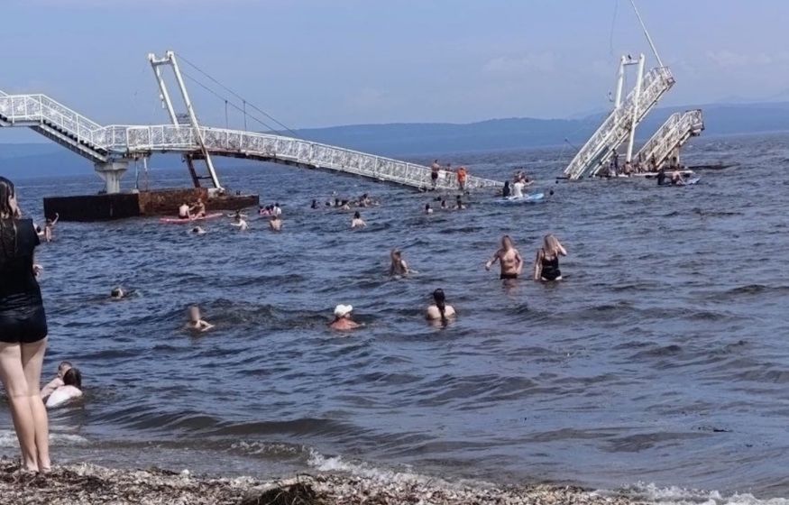 Отдых обернулся кошмаром: мост на пляже внезапно обрушился вместе с людьми. Пострадали дети