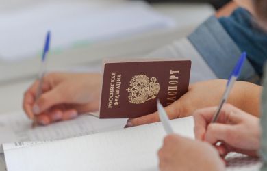 Иномарки, долги и самозанятость без дохода: как клан таджиков обошёл нуждающихся россиян