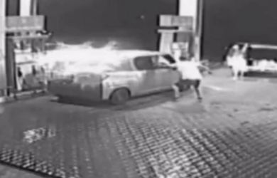 Не смог справиться с эмоциями: на АЗС мужчина разбил стекло автомобиля и напал на женщину с дочерью. Что известно?