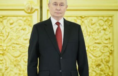 О как! Интересный подарок с передовой... Путину передали якутский нож от участников СВО