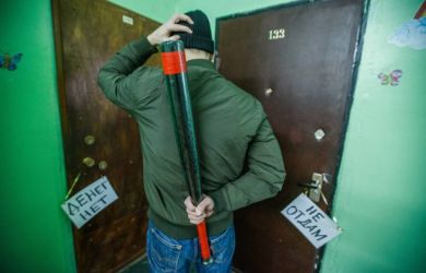 Должник перехитрил коллекторов: сменил фамилию и исчез! Как сургутянин обманул систему и избавился от долгов 