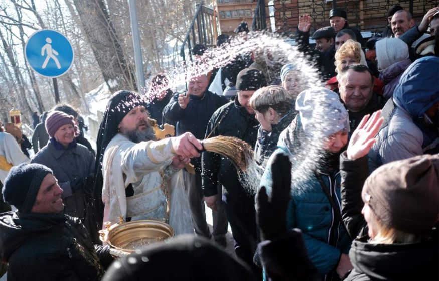 Священник освятил машины в очереди на АЗС — и очередь сдвинулась!