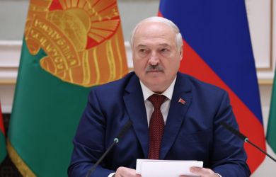 «Всех, кто не умеет работать — на границу»: Лукашенко пригрозил чиновникам отправкой в армию