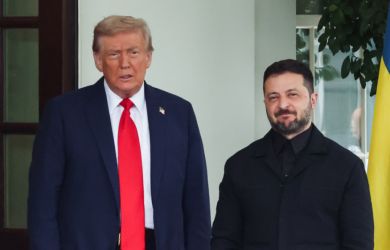 Боковой вход и роба вместо костюма: как Трамп принял Зеленского и почему это называют унижением