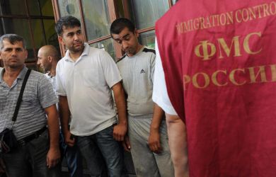 «Орда родственников» за паспортом: как мигранты используют программу воссоединения семей, чтобы завезти всю семью и жить