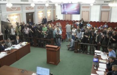 Около 500 человек собрались у Верховного суда из-за дела «Яблока» — внутрь их не пустили. Что известно?