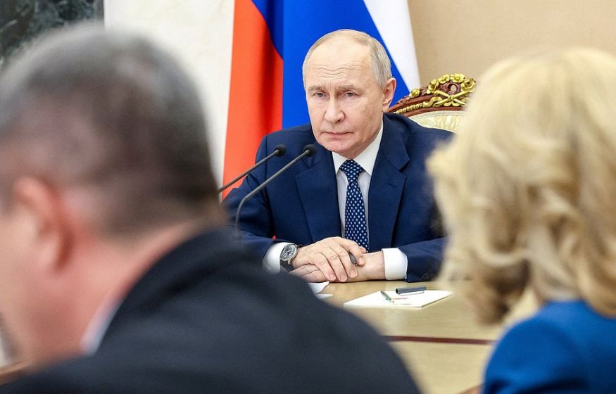 Путин жестко высказался о чиновниках: «Все их ругают. Хвалить их не за что, важен результат» Путин жестко высказался о чиновниках: «Все их ругают. Хвалить их не за что, важен результат»