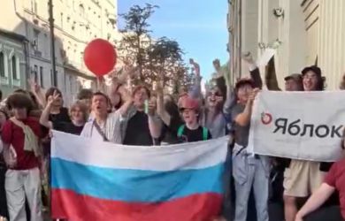 Вот как. «Яблоко» сняли с выборов в Госдуму... Партия заявила об обжаловании решения Верховного суда. Что известно?