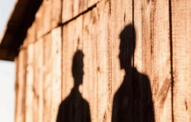 Охранники били друг друга и отдавали пенсию работодателям: почему двух инвалидов держали в сарае и снимали на телефон