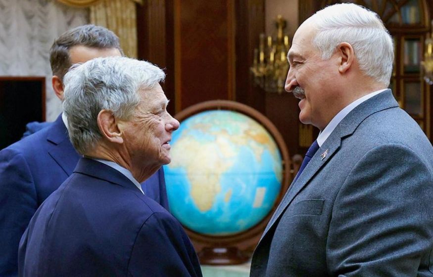 Водка, похабные шутки и сделки: как спецпосланник Трампа втирался в доверие к Лукашенко ради освобождения заключенных