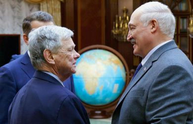 Водка, похабные шутки и сделки: как спецпосланник Трампа втирался в доверие к Лукашенко ради освобождения заключенных