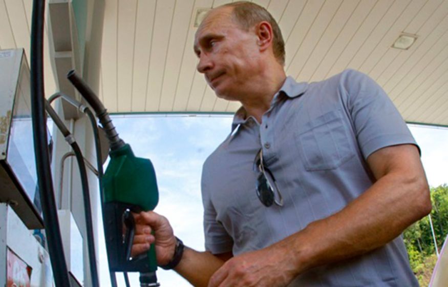 Путин дал команду спасти АЗС, но олигархи упёрлись. Почему отказываются разливать бензин из «самоваров»?
