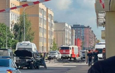 Взрыв на шоссе в Питере. Погиб подполковник, его жена ранена... Что известно?