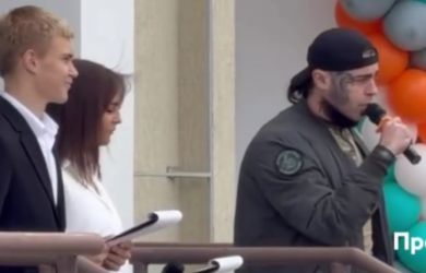«Чтобы весь мир говорил на русском, изучайте устройство автомата»: вот что ветеран СВО сказал школьникам на линейке