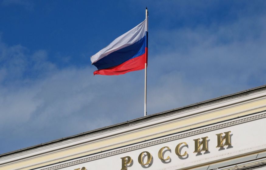 Ставка ЦБ — сознательный выбор, а не ошибка: Путин заверил, что экономика растёт, банки в плюсе, а инвестиции идут 