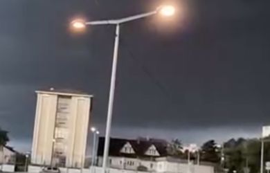 Чёрное небо над Сочи... В городе проверяют качество воздуха после пожара на нефтебазе. Что известно?