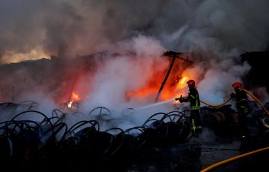 «Просроченный» готов на уступки, а Россия жжёт тылы: ночной удар по Киеву уничтожил производство БПЛА и склады