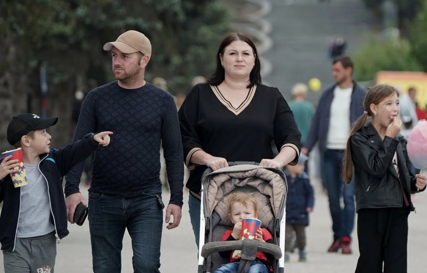 «Не помогают. Сами тянем, как и все»...Многодетных семей в России стало на 16% больше — но россияне спорят о причинах