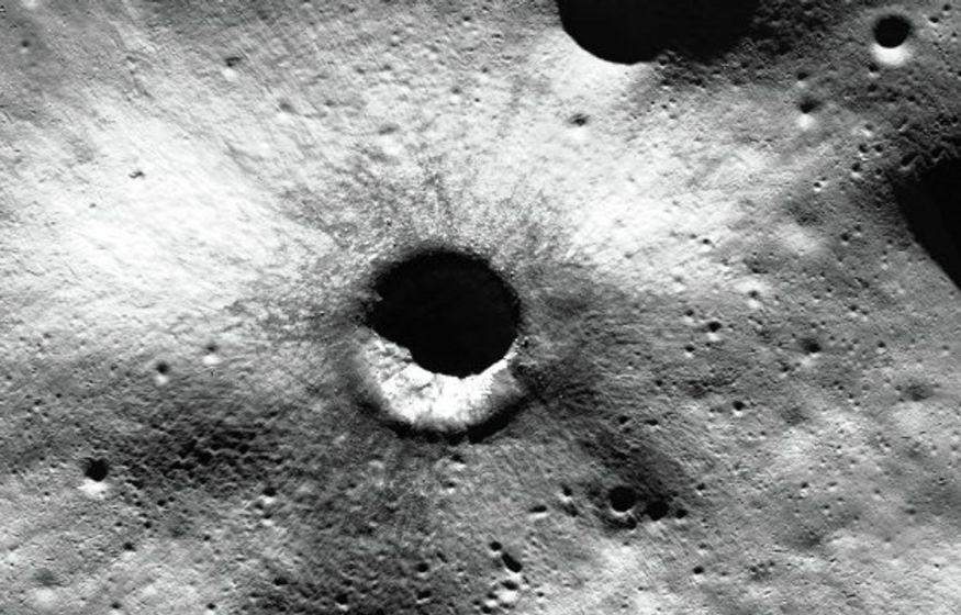 NASA обнаружило на Луне кратер размером с футбольное поле: удары раз в 130 лет, а будущие базы под угрозой? NASA обнаружило на Луне кратер размером с футбольное поле: удары раз в 130 лет, а будущие базы под угрозой?