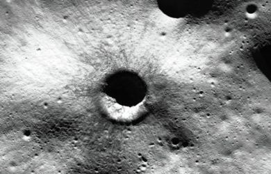 NASA обнаружило на Луне кратер размером с футбольное поле: удары раз в 130 лет, а будущие базы под угрозой?