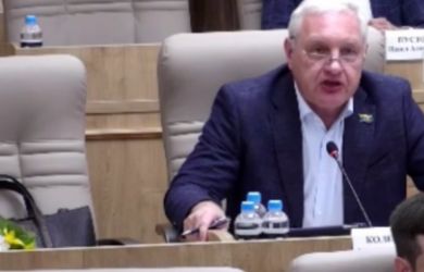 «Убирайте эту порнографию из центра»: депутат потребовал убрать падел и вернуть платную парковку