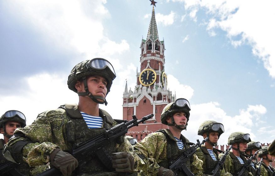 Один человек едва не развалил армию, а другой спас. Коррупция тормозила развитие, но его приход все изменил