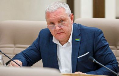 Депутат назвал теннисный корт «развлечением мажоров» и потребовал парковку.Поплавская: «Научите его играть, проникнется»
