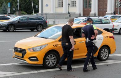 «Многие уходят зону СВО». Такси некому водить? В Свердловской области до 25% машин простаивают из-за дефицита водителей