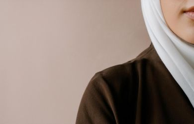 Кавказец поставил русского на колени и заставили извиняться. Сделал замечание за хиджаб и понеслось. 