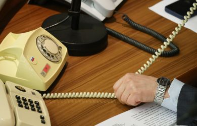 «Только это бесполезно...»: госкомпании вспомнили про стационарные телефоны и расходы взлетели втрое?