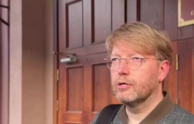 «Учитывая всё, что происходит сейчас...»: главу «Яблока» Рыбакова задержали в 6 утра в поезде
