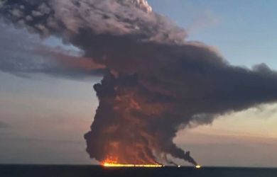 Танкер с нефтью атаковали у Сочи? 23 человека спасены, в море горит нефть, пляжи закрыты