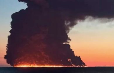 Танкер у Сочи горел после атаки. Пожар потушен, нефть в море не попала?