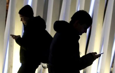 «Хватит делать граждан крайними при любом росте расходов!»: в Госдуме требуют проверить подорожание мобильной связи