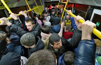 Россиян доводят до выгорания ещё до начала рабочего дня. 73% жалуются на переполненный транспорт