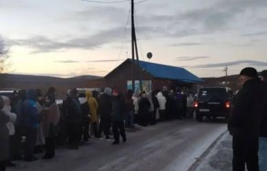 «До зимы нам продуктов не хватит». В Красноярском крае люди часами стоят за едой на морозе, а картошка стоит 600 рублей