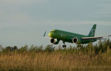  Самолёт S7 экстренно сел в Омске. Что произошло на рейсе в Махачкалу и что известно о пассажирах?