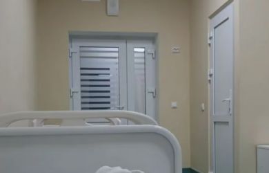 Домогался пациентки после наркоза и сбежал из России. Семья девушки из Подмосковья полгода добивается справедливости