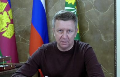 12 кг золота в костылях и 7 айфонов: как экс-глава Крымского района пытался сбежать из России. Теперь его судят 
