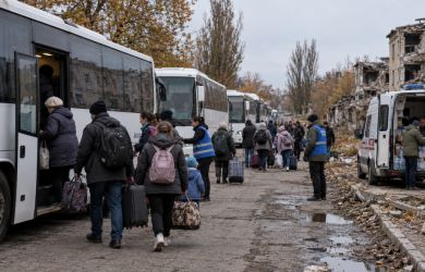 Россия и Украина вместе начали эвакуацию жителей Алешек: в город направили 25 автобусов