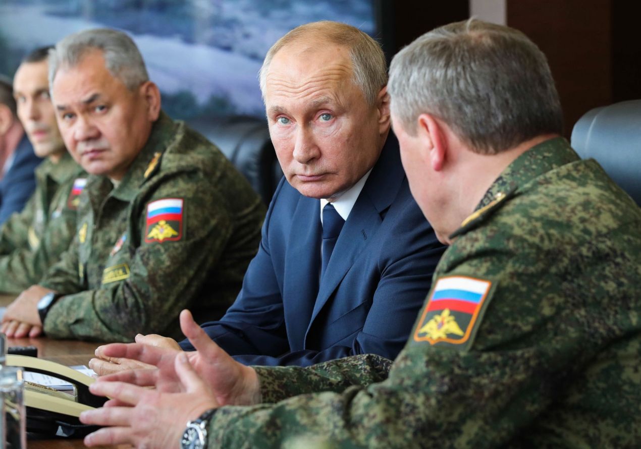 Россияне впервые стали доверять армии больше, чем Путину. Доверие к президенту упало до минимума за 9 лет