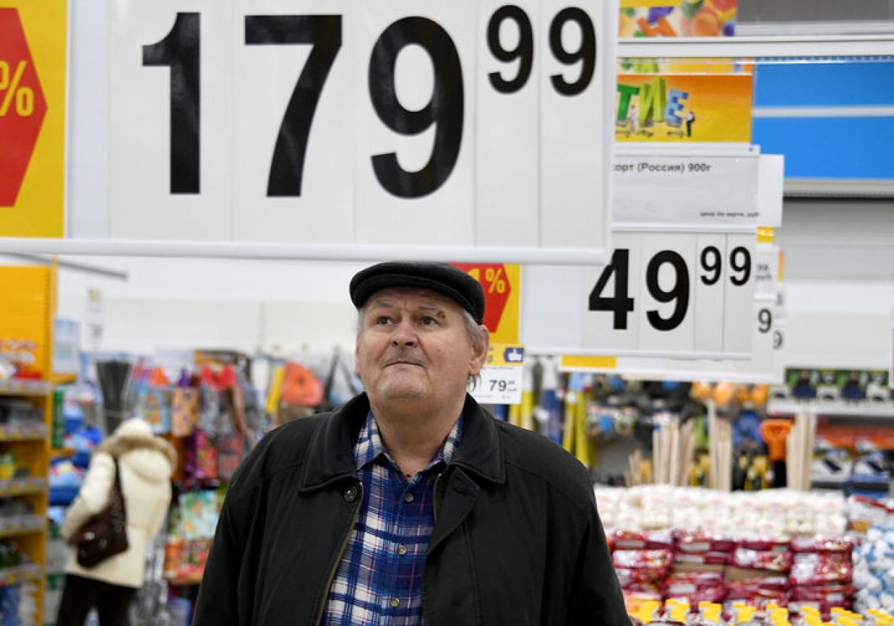 Росстат: Пенсии россиян сократились на 5,6% с февраля из-за роста цен