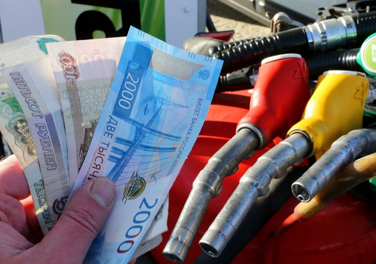 Бюджет заплатит 800 млрд рублей нефтяникам, чтобы они не повышали цены на бензин