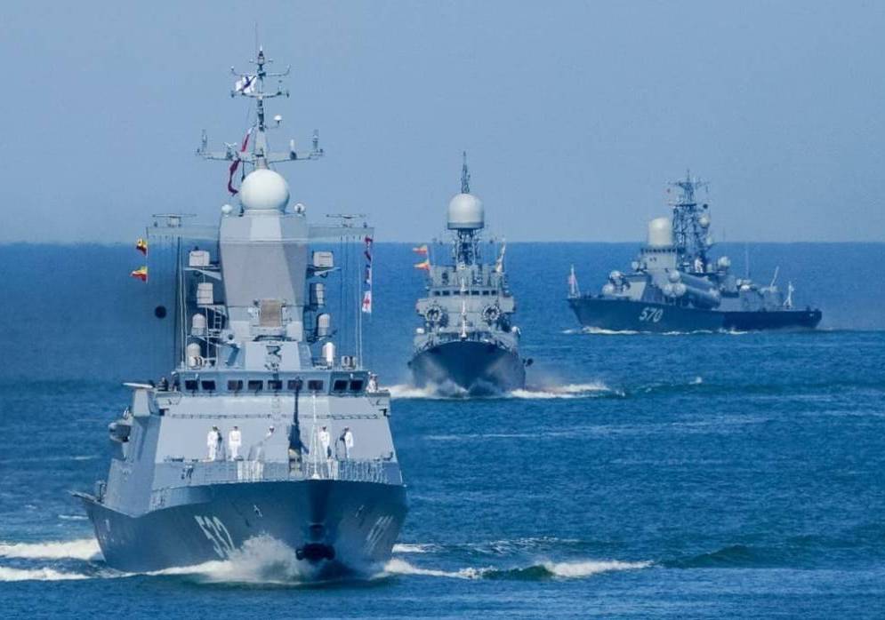 Россия направила десантные корабли к Украине и объявила Черное море закрытым на учения