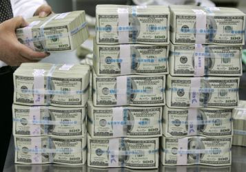 Россия готовится к отключению от долларов: Банки ввезли в страну 50 тонн наличных