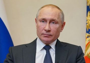 Путин запретил россиянам вывозить больше 10 тысяч долларов из страны